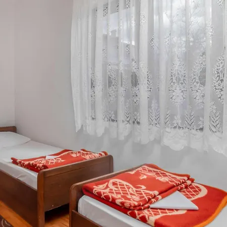 Apartment 3 Bedroom Awesome In Novi Vinodolski