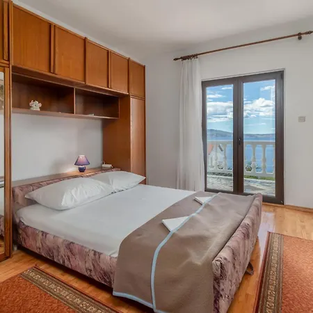 3 Bedroom Awesome In Apartment Novi Vinodolski