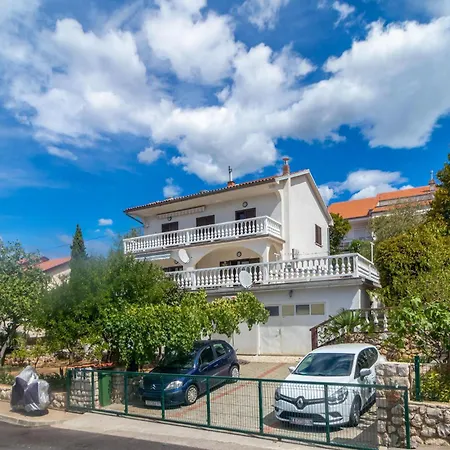 Apartment 3 Bedroom Awesome In Novi Vinodolski