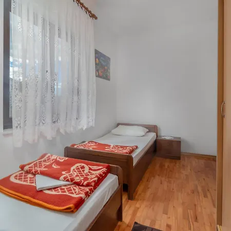 Apartment 3 Bedroom Awesome In Novi Vinodolski