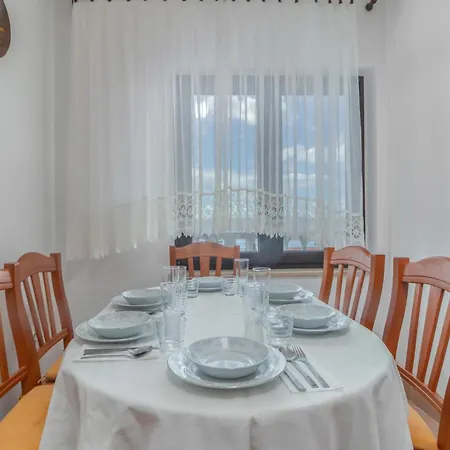 Apartment 3 Bedroom Awesome In Novi Vinodolski